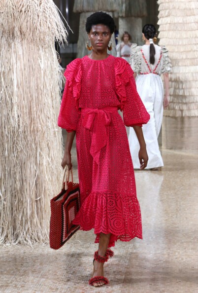 TRENDY: Flere av årets sommerkjoler kommer i sterke farger og gjerne med detaljer som volanger. Her sett hos Ulla Johnson (SS19). Foto: Scanpix TRENDY: Flere av årets sommerkjoler kommer i sterke farger og gjerne med detaljer som volanger. Her sett hos Ulla Johnson (SS19). Foto: Scanpix